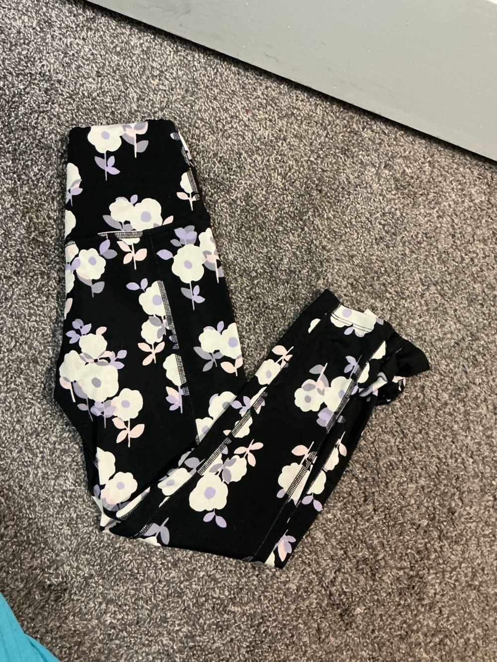 Kate spade x beyond yoga black floral capri leggings small